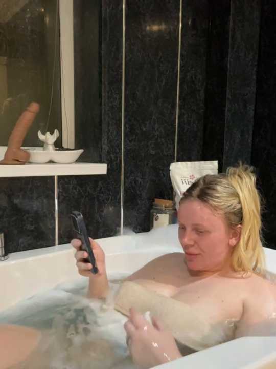 Blonde-Bella-XX cam recording