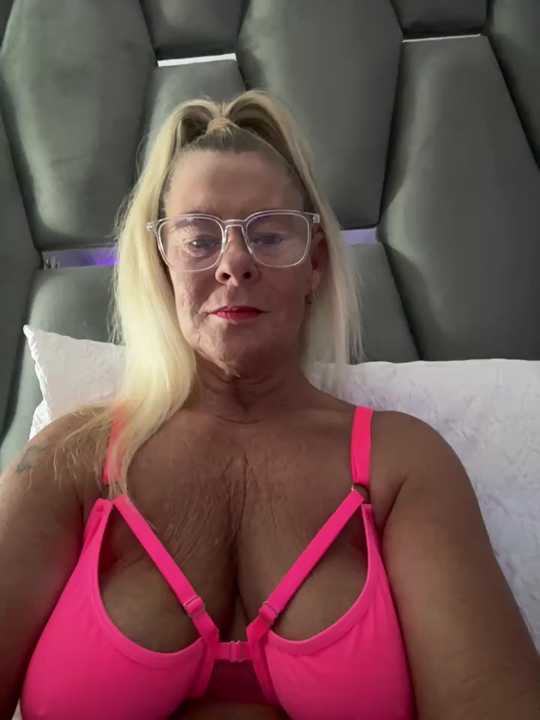 Busty_BlondeX