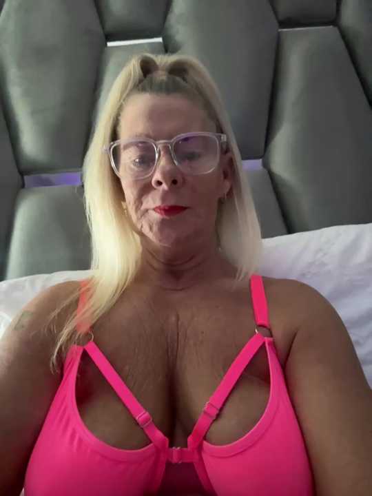 Busty_BlondeX