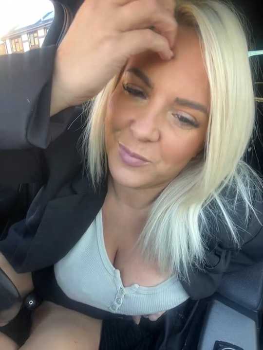 Bustyblondebabe32