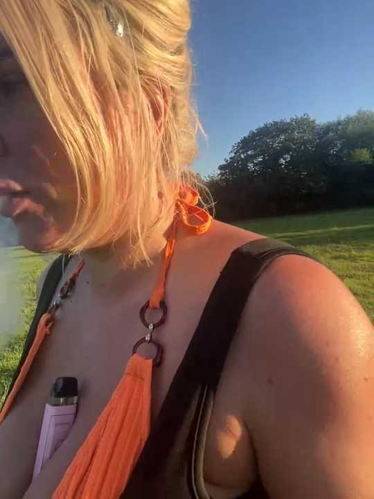Bustyblondebabe32