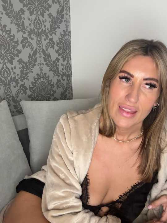 CurvyMILF_Sienna Stripchat recording – Oct 25, 2026