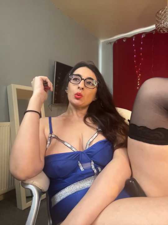 Curvy_bigtitts cam recording