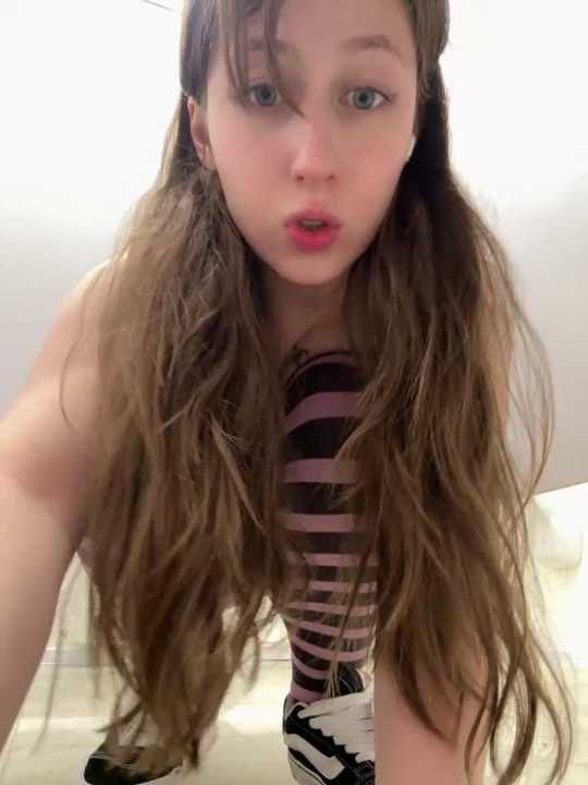 FroggyAnna Stripchat recording – Oct 18, 2026