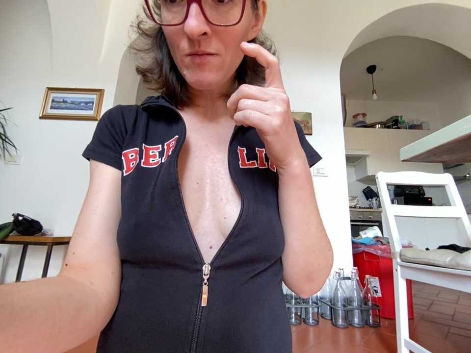 Hairy_horny_mommy