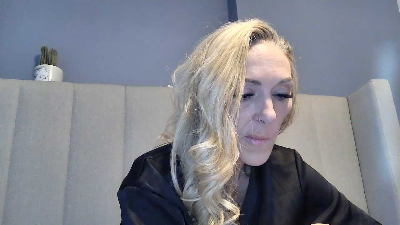 Hannah-Luxe Stripchat recording – Oct 18, 2026