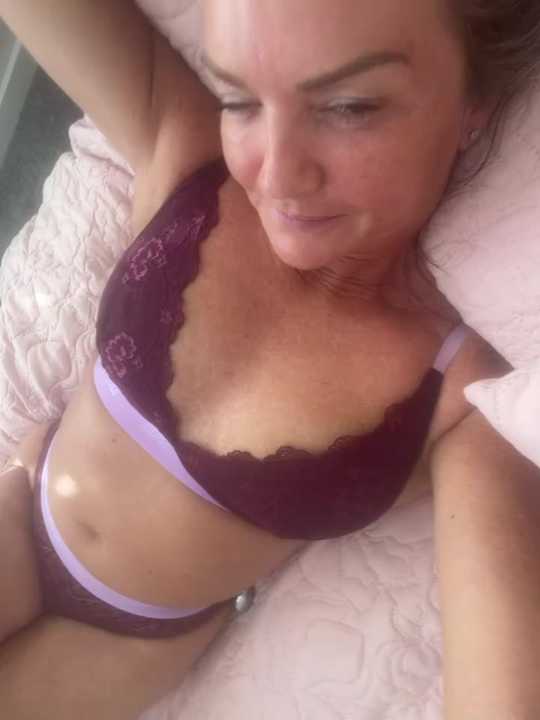Holly-BlondeMILF44 cam recording