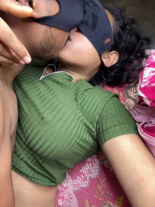 Hot-AngoriBhabhi