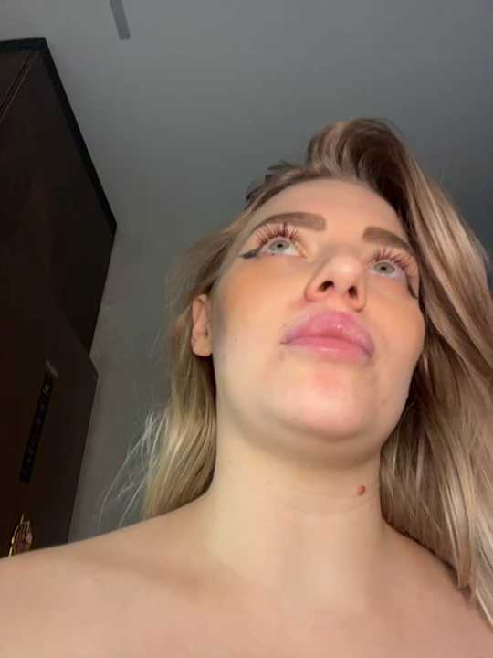 HugeBoobsAlice Stripchat recording – Oct 22, 2026