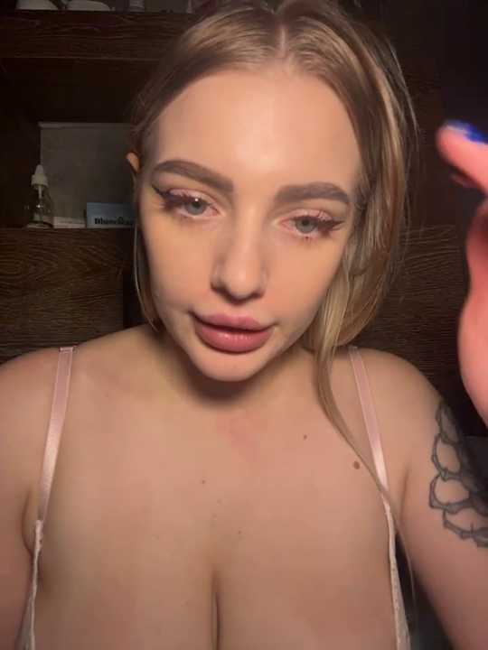 HugeBoobsAlice cam recording