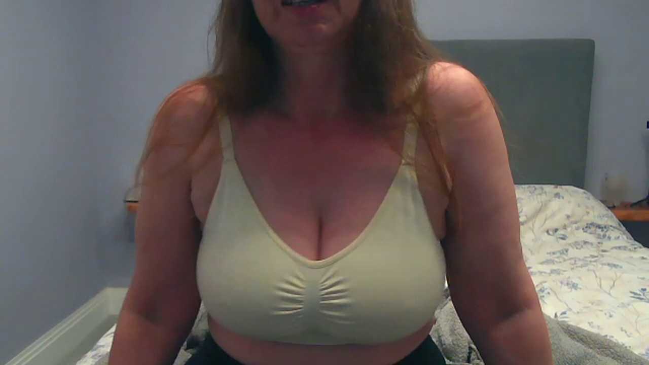 Janie-Busty-Milf