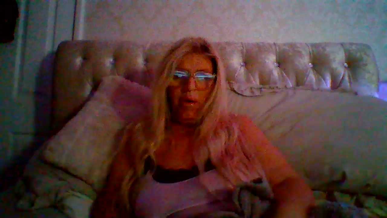 Jenna-Curvy-Cougar cam recording