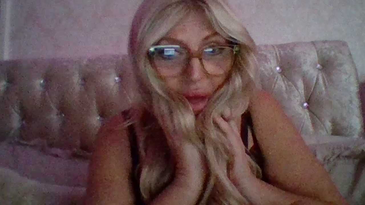 Jenna-Curvy-Cougar cam recording
