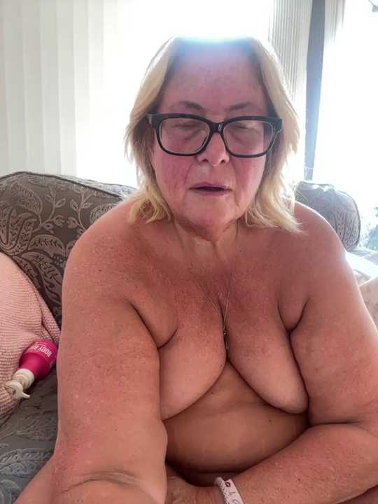 MoistCurveyChanel cam recording