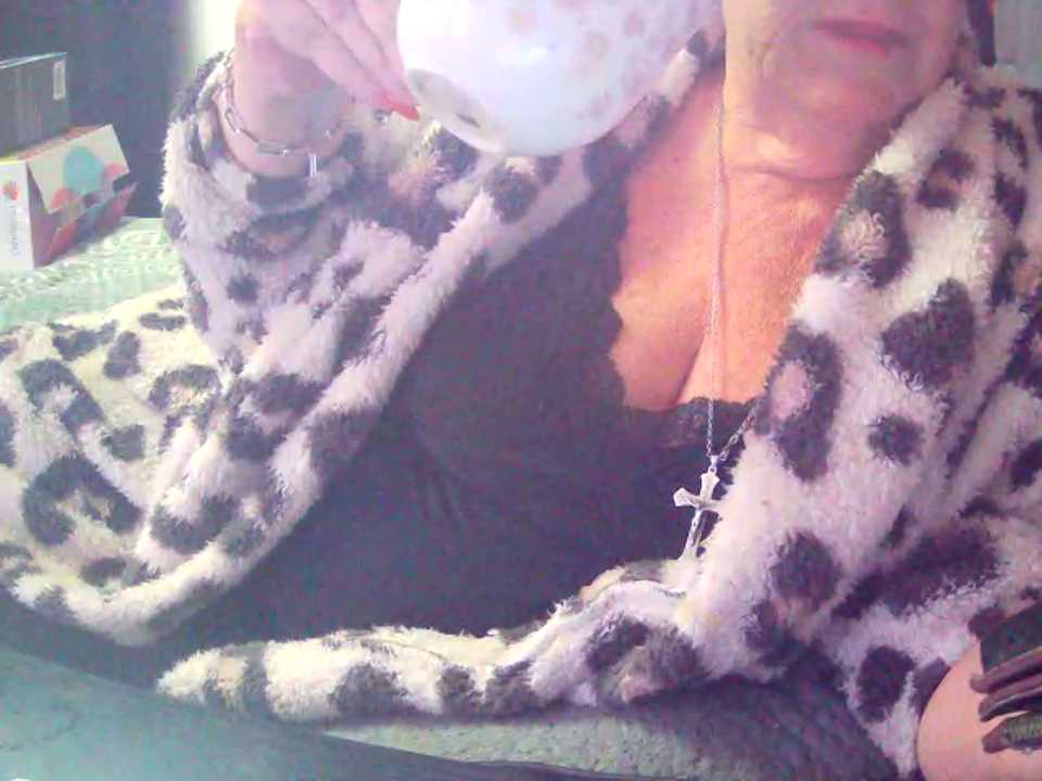 Playful_MILF_Demi cam recording