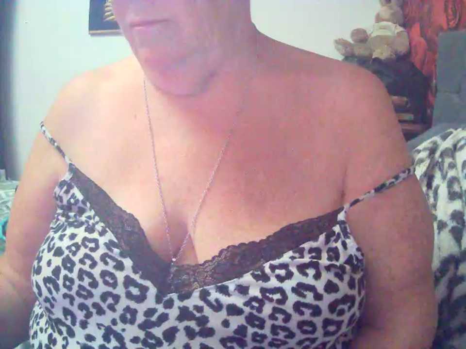 Playful_MILF_Demi cam recording