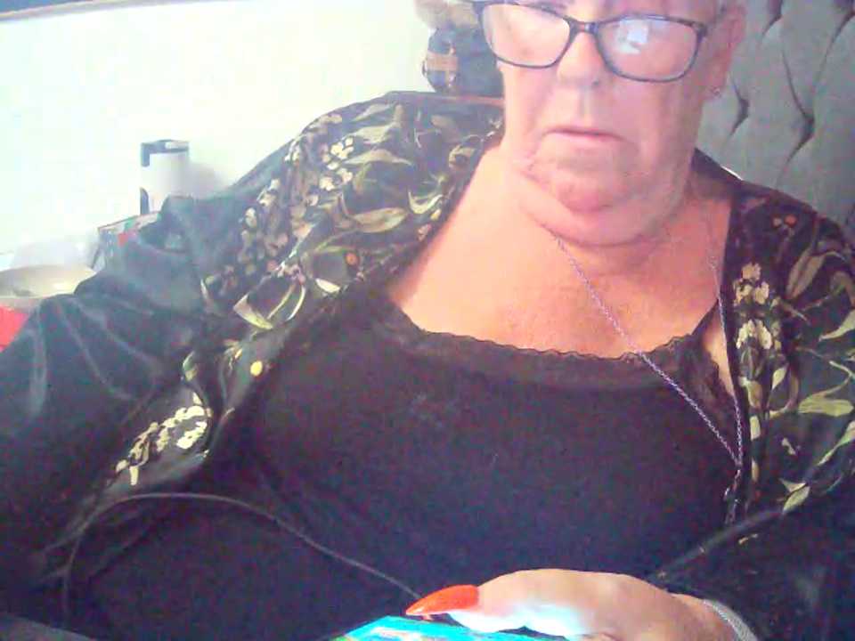 Playful_MILF_Demi cam recording
