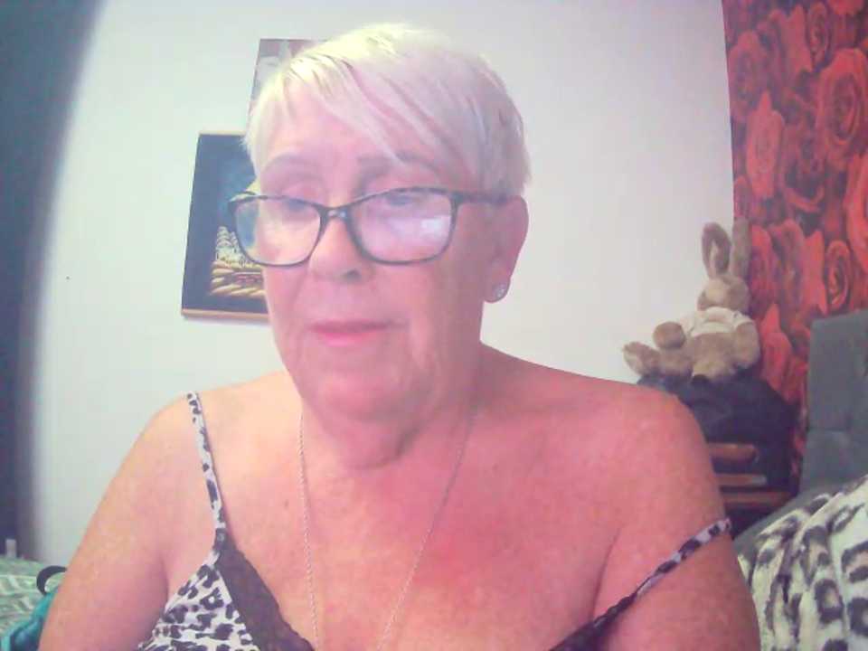 Playful_MILF_Demi cam recording