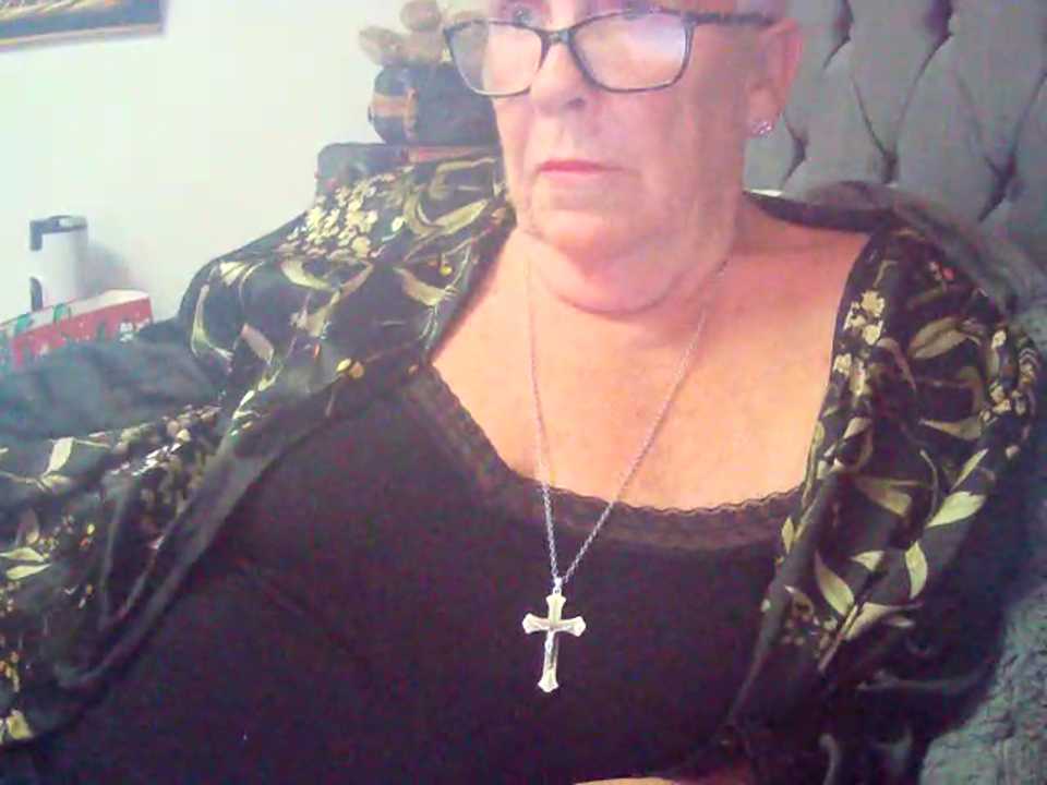 Playful_MILF_Demi cam recording