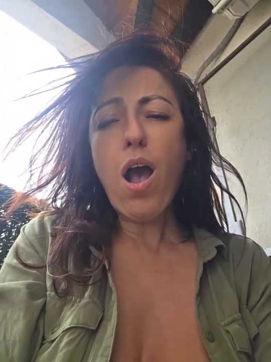 Risky_woman