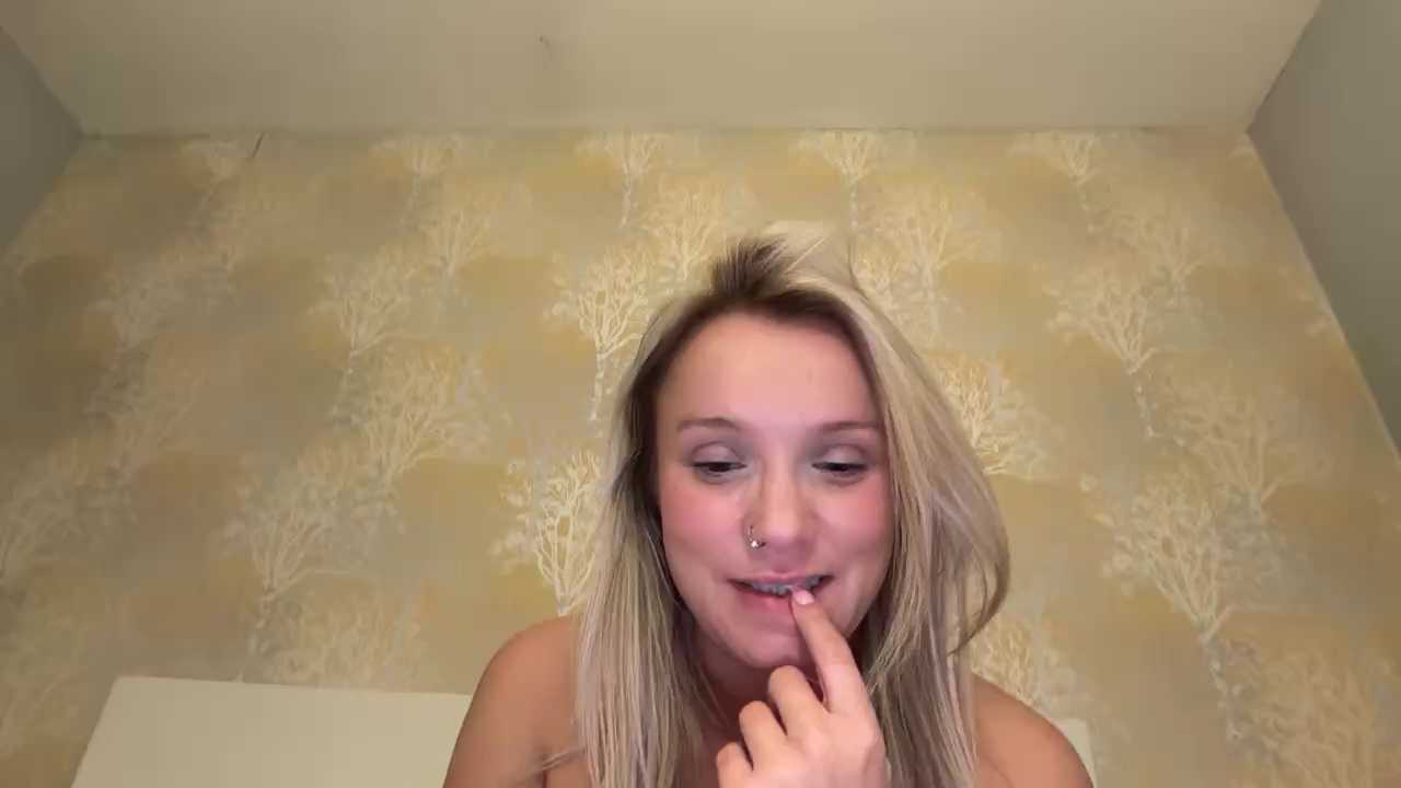 Seductive_SavannahX cam recording