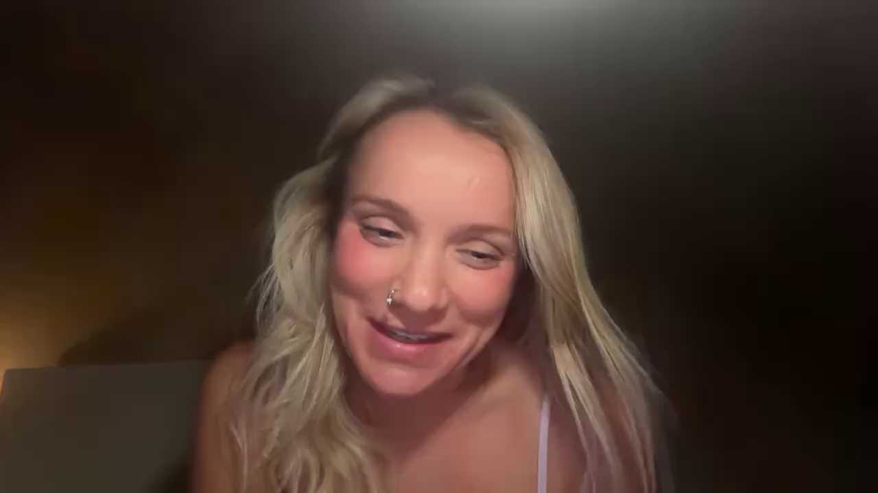 Seductive_SavannahX cam recording