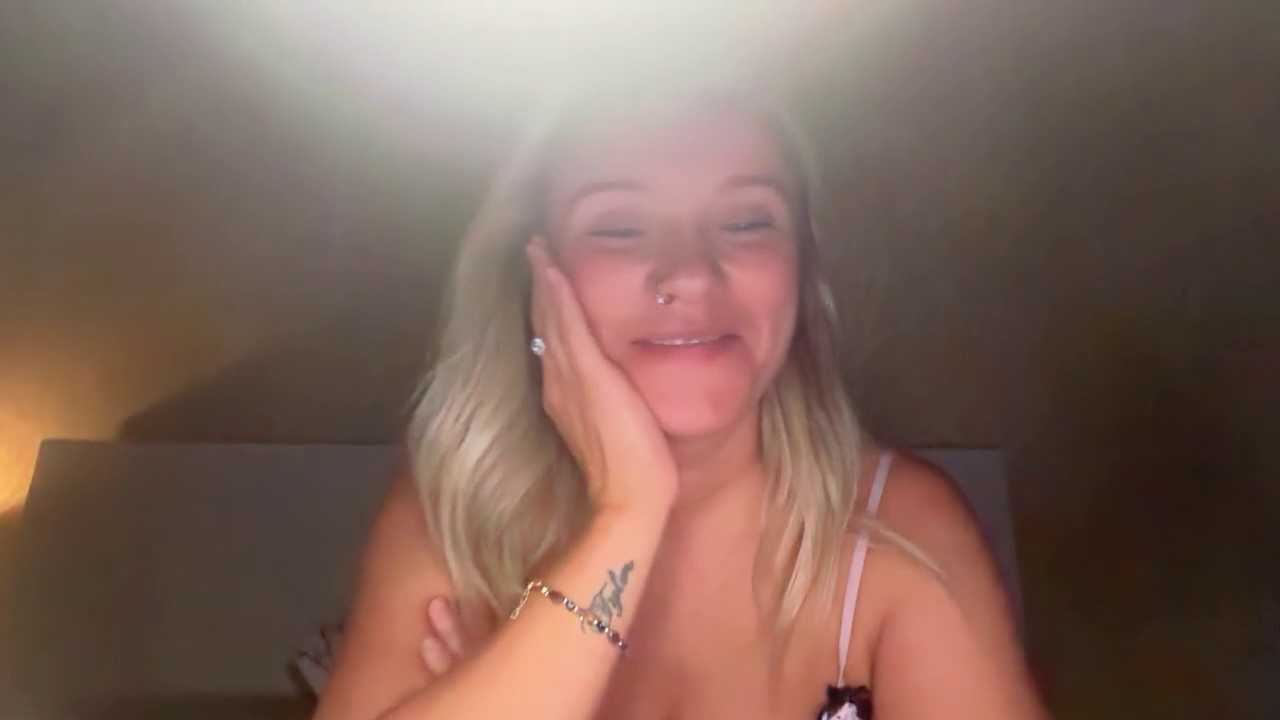 Seductive_SavannahX cam recording