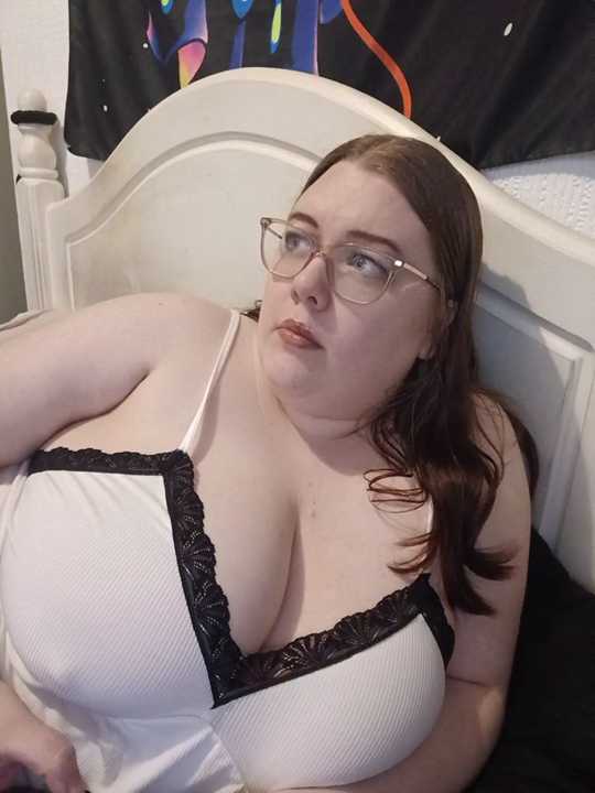 Sexycurvyemilyy
